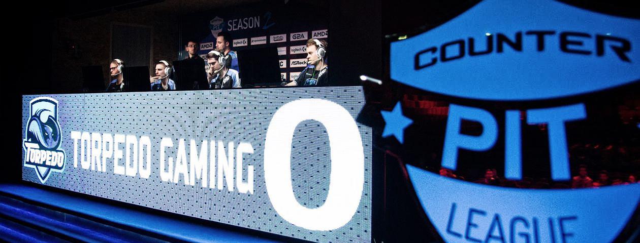 Ein Bild von einer Esports-Veranstaltung mit dem Logo 'Torpedo Gaming' und der Aufschrift 'Counter Pit League'.