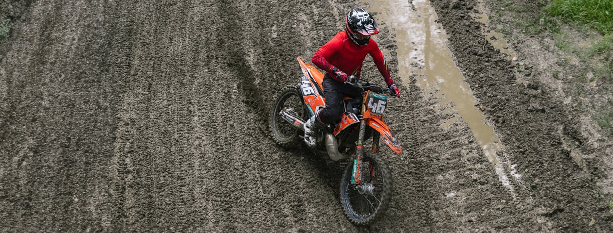 Ein Motorradfahrer auf einem Motocross-Circuit mit einer selbstgestalteten Jersey von owayo.