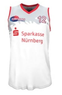 Ein Basketballtrikot mit der Nummer 12 und dem Logo von Sparkasse Nürnberg.