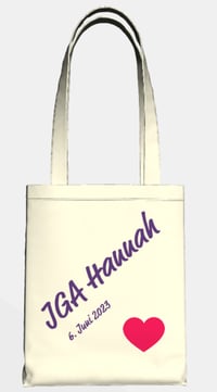 Eine selbstgestaltete Stofftasche mit der Aufschrift 'JGA Hannah' und dem Datum '6. Juni 2023', sowie einem roten Herzsymbol.