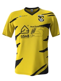 Ein gelbes Fußballtrikot mit einem schwarzen Streifenmuster und dem Logo von GSAB auf der Brust.