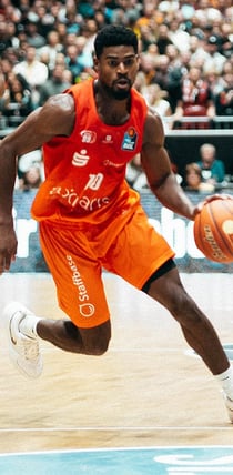 Basketbalspeler in zelf ontworpen basketbalshirts van owayo