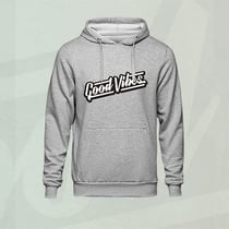 Una sudadera con capucha gris con el texto 'Good Vibes' escrito en letras blancas.