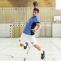 Jugador de balonmano con camiseta diseñada por owayo