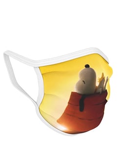 Eine Gesichtsmaske mit einem gelben Hintergrund und einer Abbildung von Snoopy, der in einem roten Hundehaus sitzt.