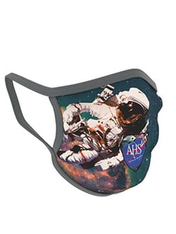 Eine Gesichtsmaske mit einem Astronauten-Design im Weltraum, die von owayo angeboten wird.