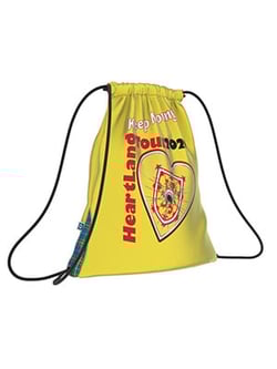 Gelber Turnbeutel mit personalisiertem Design, darunter ein Herz mit einem Fußball und dem Text 'HeartLand' sowie 'Keep on!'.