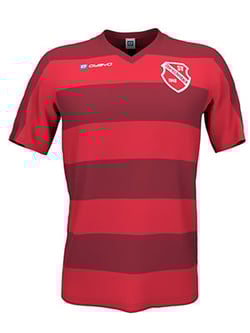 Ein rotes Fußballtrikot mit horizontalen Streifen in verschiedenen Rotnuancen, einem V-Ausschnitt, kurzen Ärmeln und einem Wappen auf der Brust.