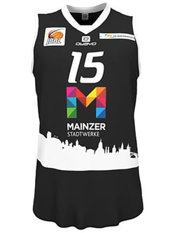 Ein schwarzes Basketballtrikot mit der Nummer 15, einem bunten M-Logo, dem Schriftzug 'MAINZER STADTWERKE' und einer weißen Silhouette der Mainzer Skyline.