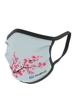Eine hellgraue Mund-Nasen-Maske mit einem rosa Kirschblüten-Muster und dem Logo von owayo.
