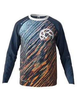 Ein Fahrradtrikot mit einem auffälligen, abstrakten Muster in Blau und Orange. Das Logo ist ein stilisiertes Rad im Zentrum des Trikots.