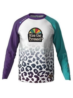 Ein Sportshirt mit dem Aufdruck 'Ride the Pyrenees' und einem Leopardenmuster in den Farben Lila, Türkis und Weiß.