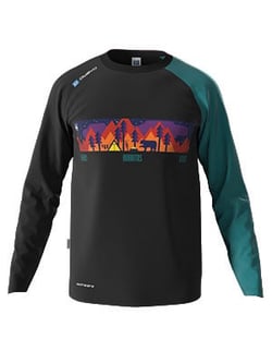 Ein schwarzes Langarm-Shirt mit einem bunten Waldmotiv und einem Bären auf der Brust. Das Shirt ist von der Marke 'owayo'.