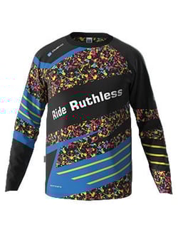 Ein Fahrradtrikot mit der Aufschrift 'Ride Ruthless' in einem bunten, abstrakten Muster.