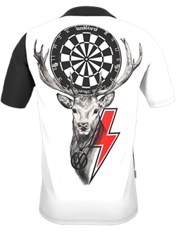 Ein weißes Sportshirt mit einem Hirschkopf, der einen Dartbrett-Zielkreis trägt, und einem roten Blitzsymbol auf dem Rücken.