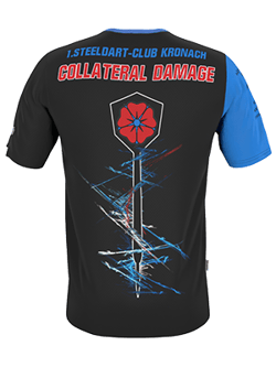 Rückansicht eines schwarzen Sporttrikots mit blauen Ärmeln, auf dem ein roter Dart und der Schriftzug '1. STEEL DART-CLUB KRONACH' sowie 'COLLATERAL DAMAGE' zu sehen sind.