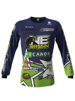 Una camiseta deportiva personalizada de la marca 'owayo', diseñada para el pesca y decorada con varios logos y etiquetas de patrocinadores.