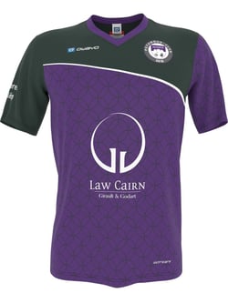 Un maillot de sport violet et vert foncé avec un motif géométrique, un logo blanc et l'inscription 'Law Cairn' sur le devant.