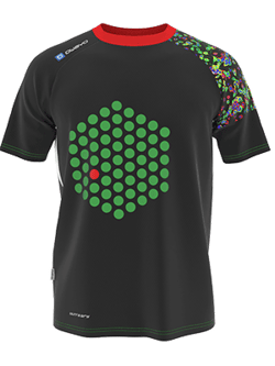 Een zwart, korte mouwen sportshirt met een rode kraag, groene accenten, een groen stippenpatroon op de borst en een kleurrijk patroon op de mouw.