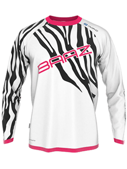 Een witte lange mouwen sporttrui met een zwart-wit zebra patroon op de mouwen en een roze kraag, mouwuiteinden en zoom, met het roze 'BRAZ' logo op de borst.