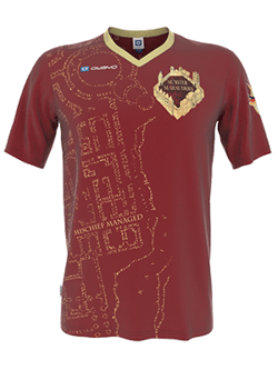 Ein rotes, kurzärmeliges Sporttrikot mit goldfarbenen Details, einem Wappen auf der Brust und einer Karte von Münster auf der Vorderseite.