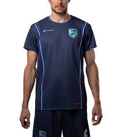Klik hier om onze veldhockeyproducten te bekijken Een man draagt een blauw-wit voetbalshirt met het 'owayo' logo op de borst en een schildje met een cijfer en symbool aan zijn linkerarm. Hij draagt ook donkerblauwe broekjes met een logo aan de zijkant.