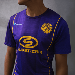 Una camiseta de fútbol azul y amarilla con el logotipo de ‘owayo’ y la palabra 'Supercar'.