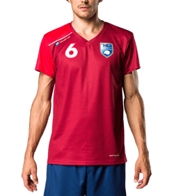 Cliquez ici pour voir nos produits pour le handball Un homme porte un maillot de handball rouge avec le numéro 6 et une écusson sur la poitrine. Le maillot est de la marque 'owayo'.