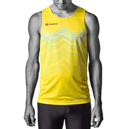 Un hombre lleva una camiseta de running amarilla con un patrón ondulado de la marca 'owayo'.