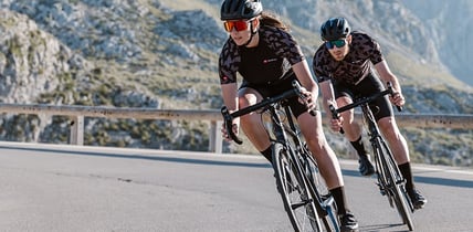 Cyclist in customized cycling jersey from owayo