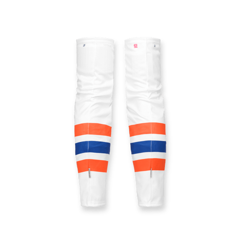 Dos calcetines deportivos blancos hasta la rodilla con franjas naranjas y azules en el lateral, mostrados desde atrás.