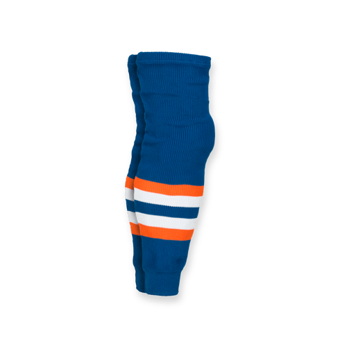 Eine Seitenansicht von blauen, gestrickten Sportsocken mit orangefarbenen und weißen Streifen.