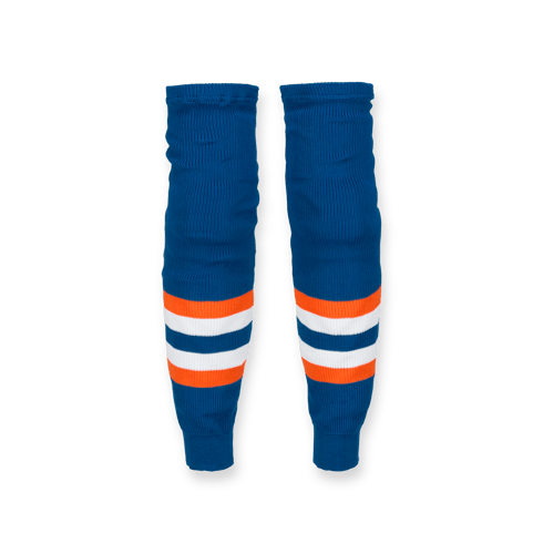 Ein Paar blaue, kniehohe Socken mit orangefarbenen und weißen Streifen, von vorne auf schwarzem Hintergrund.