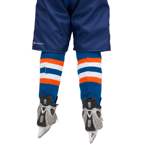 Rückansicht eines Eishockeyspielers in einer blauen Hose, gestreiften Socken in Blau, Orange und Weiß sowie Eishockeyschuhen.