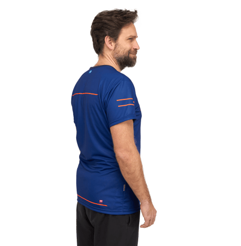 Ein Mann von der Seite zeigt ein blaues, kurzärmeliges Sportshirt mit orangefarbenen Akzenten und einem kleinen Logo auf dem Rücken.