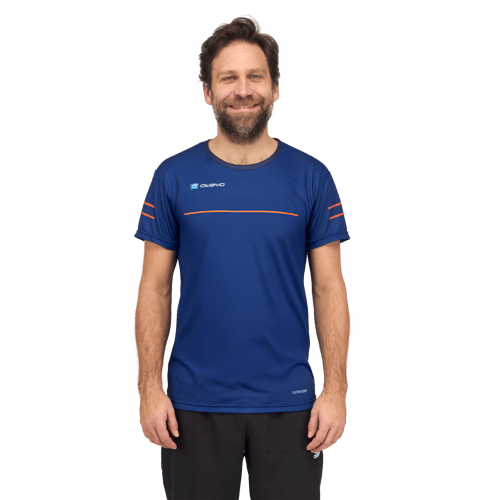 Ein Mann mit Bart trägt ein blaues, kurzärmeliges Sportshirt mit orangefarbenen Streifen und dem Logo von owayo auf der Brust.