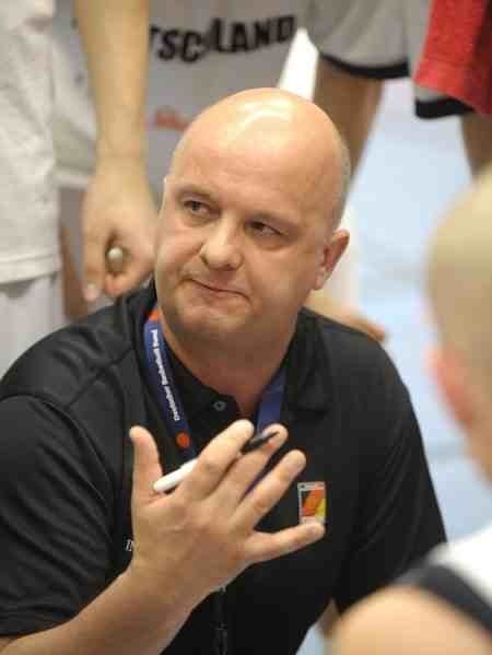 Basketballtrainer Kay Blümel bei einer Besprechung mit Spielern
