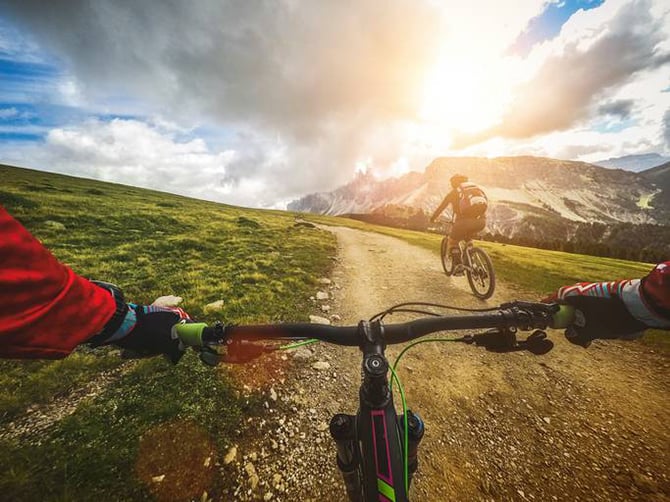 Radfahrer auf Trailweg in den Bergen