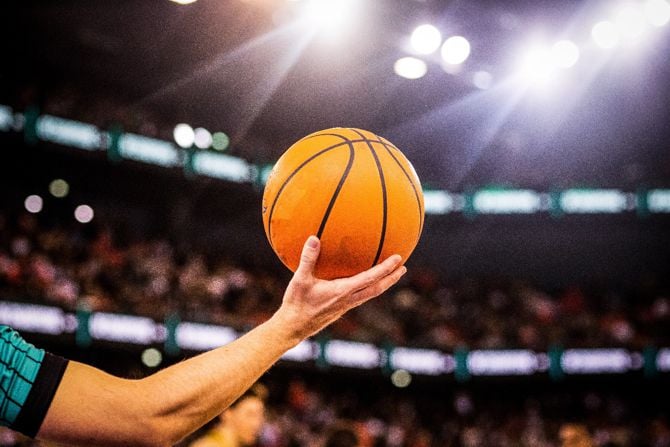 Hand hält Basketball in die Höhe
