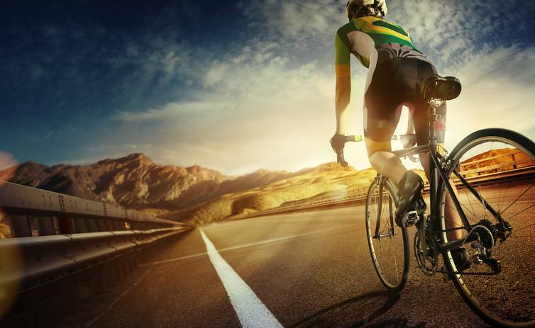Un coureur cycliste sur route