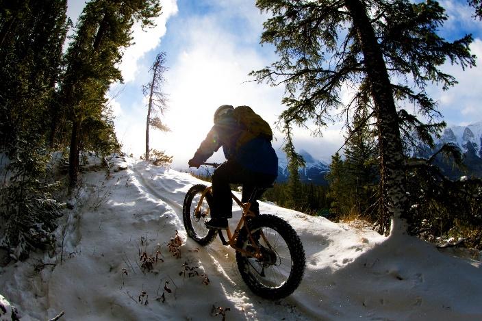 Ciclista sulla neve