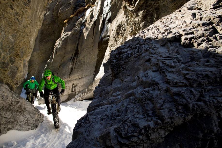 Ciclisti in mezzo alla neve con ruote invernali.