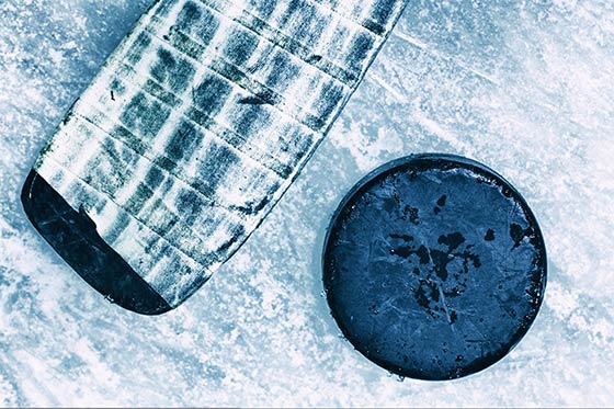 Puck und Eishockeyschläger symbolisieren Eishockey-WM