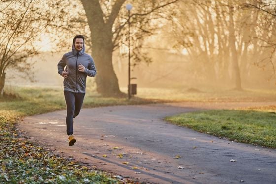 Mann joggt morgens nüchtern