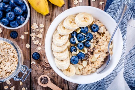Läufer-Ernährung: Haferflocken und Obst als Frühstuck