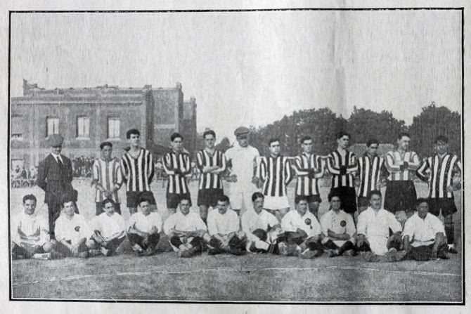 Schwarz-Weiß-Foto Fußballmannschaft auf dem Feld
