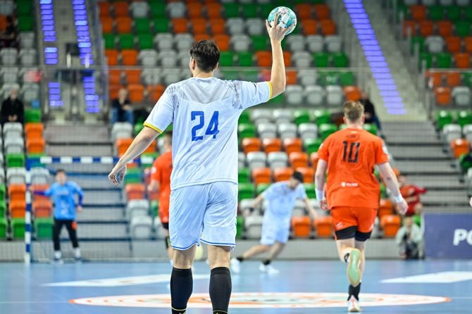 Handballspieler mit Ball auf Spielfeld