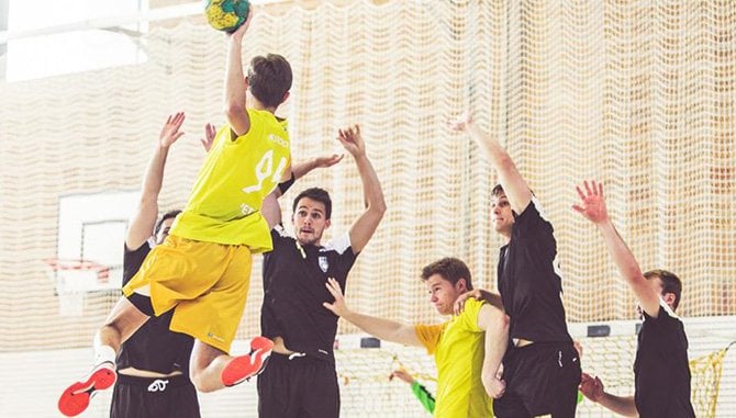 Handballers in een sportzaal