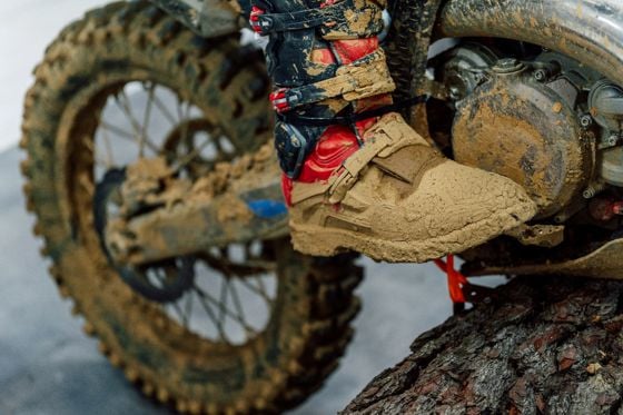Dreckiger Stiefel nach der Fahrt mit einem Enduro-Motocrossbike