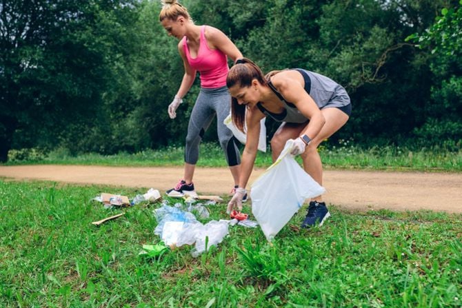 Zwei Joggerinnen beim Müllaufsammeln